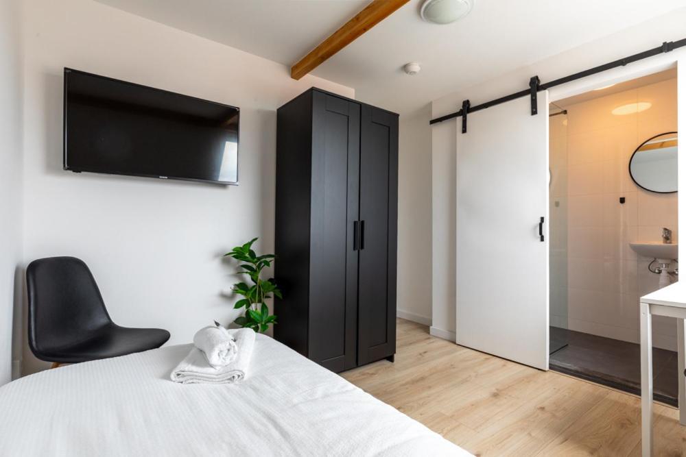 Minimalist-bed And Coffee Near 013 With Kitchen * Tilburg